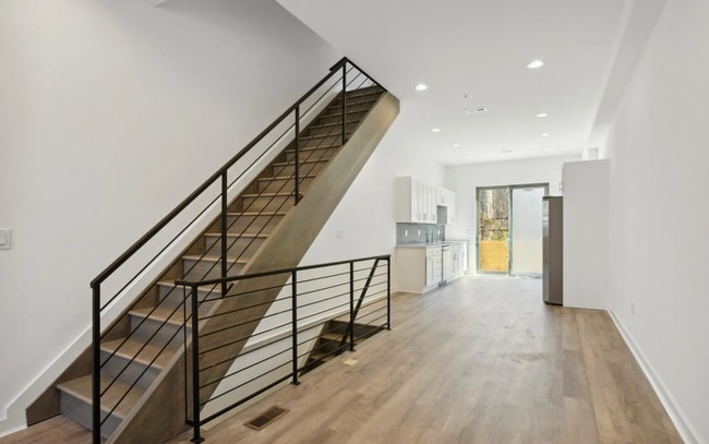 Building Photo - 721 N Dekalb St