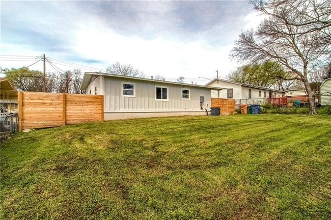 Building Photo - 1805 Rhodes Rd