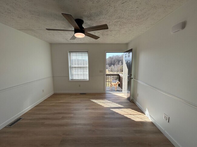 Building Photo - Candler - Recently Renovated Apt Ready for Occupancy!