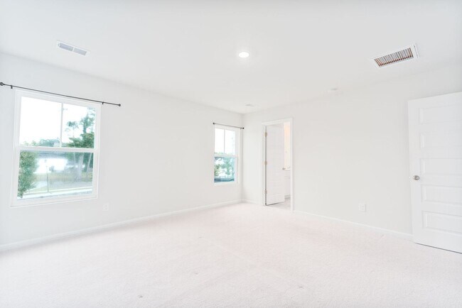 Building Photo - Bright & Spacious Living in Charleston’s Grand Bees!