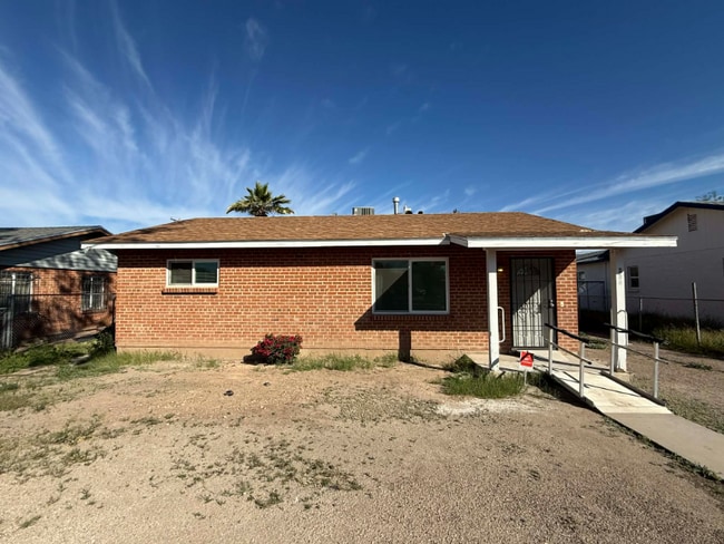 Building Photo - 333 E Linden St