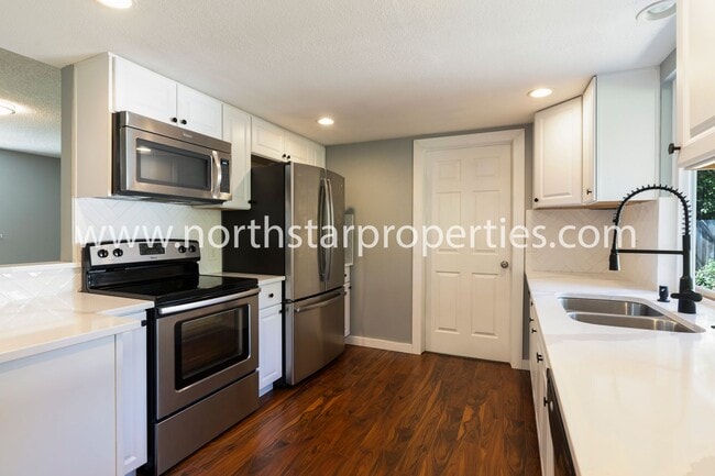 Building Photo - Garden Home Charmer