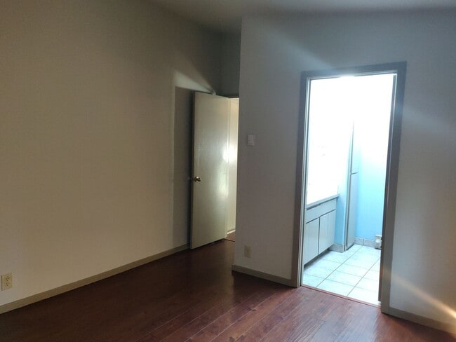 Building Photo - NW Bend 3x2 single-story hidden gem with huge fenced yard!