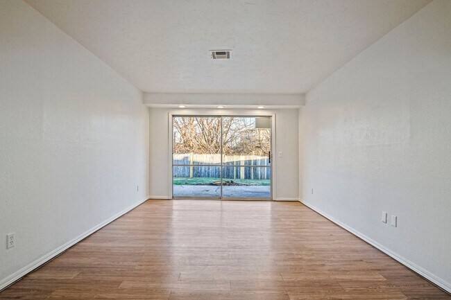 Building Photo - Beautifully Renovated 3bed/  2bath in Del city!   Bonus room in the Master bedroom!!