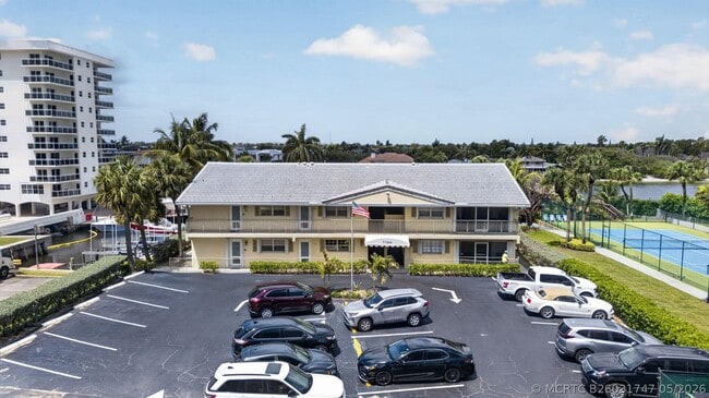 Building Photo - 1021 Hillsboro Mile