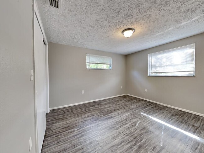 Building Photo - 7431 San Moritz Dr