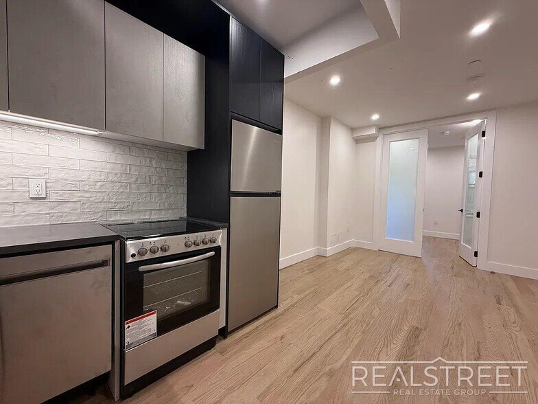 Building Photo - Beautifully Renovated 2-Bedroom Apartment in Flatbush