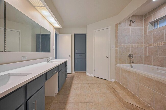 Building Photo - 520 S Rivershire Dr