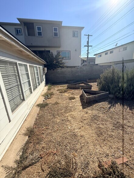 Building Photo - 333 E Providencia Ave