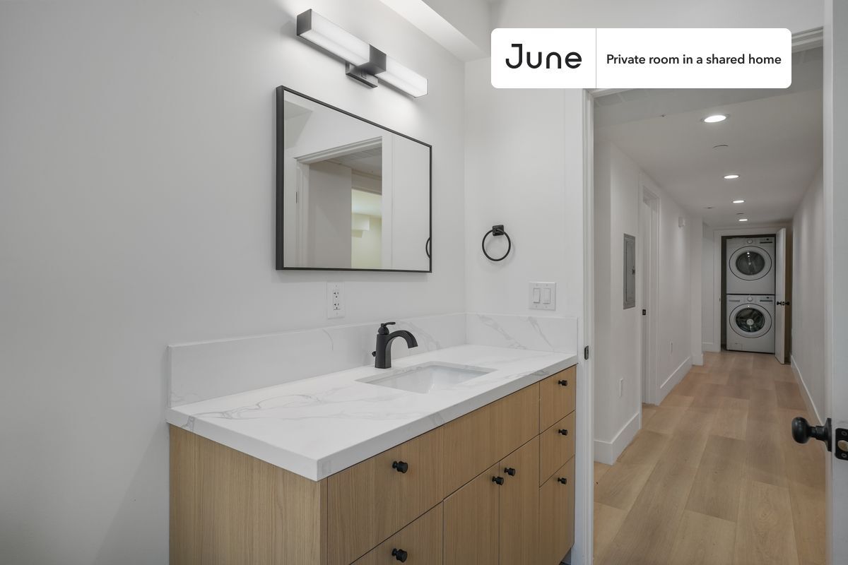 Building Photo - Private bedroom in 3 bed/2 bath Home