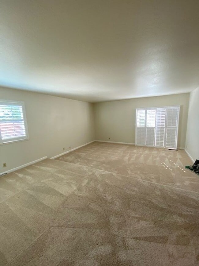 Building Photo - Beautiful Single Story Home Located in Ple...