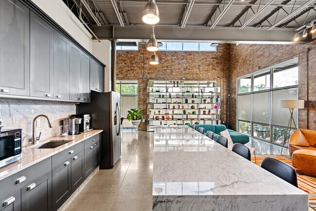 Building Photo - 7330-10