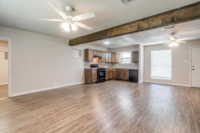 Building Photo - Charming Home located in the heart of Burleson!