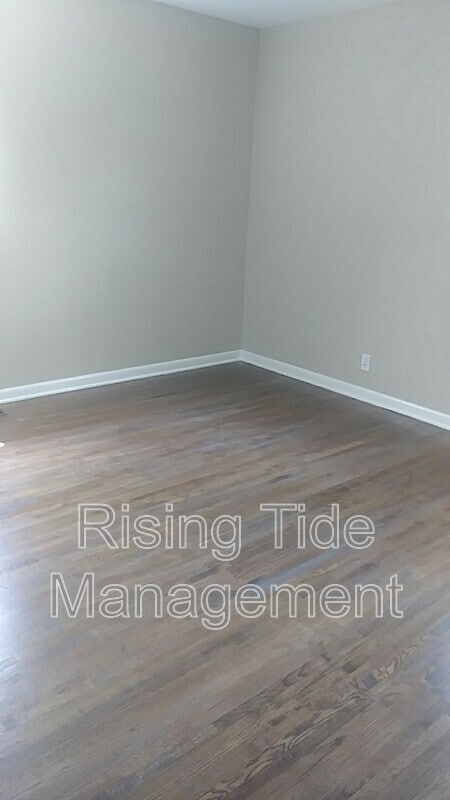 Building Photo - 645 Tree Haven Dr
