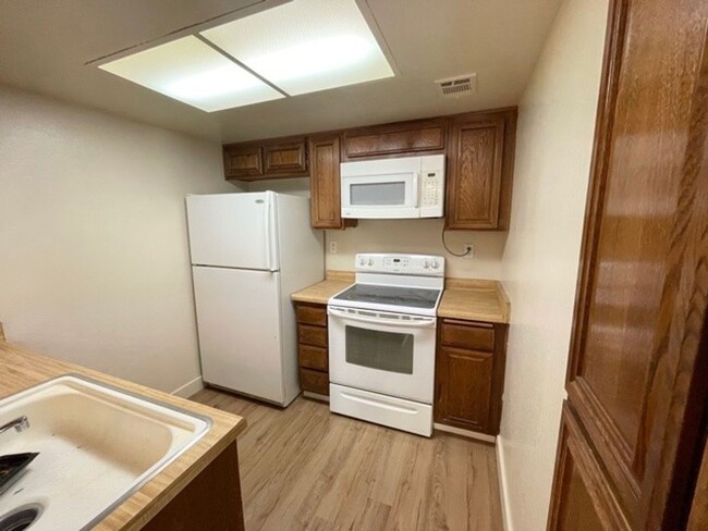 Building Photo - Pleasant Hill 2 bedroom 2 bath condo w/fre...