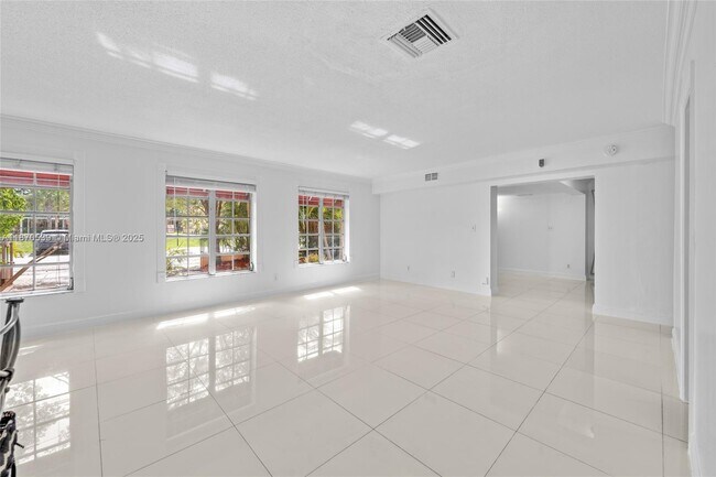 Building Photo - 1545 Miami Rd