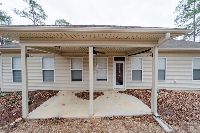 Building Photo - Charming 4 bedroom, 2 bathroom located in the picturesque Hot Springs Village