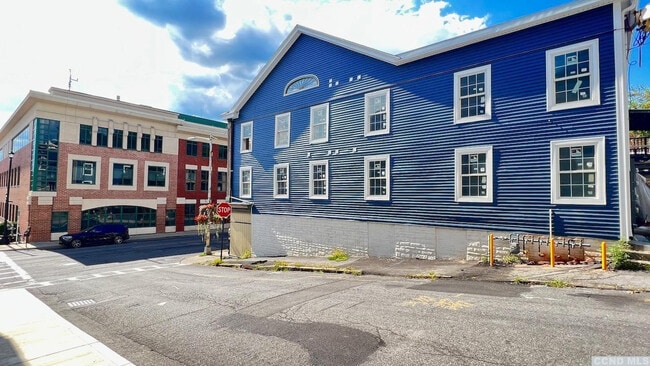 Building Photo - 406 Main St