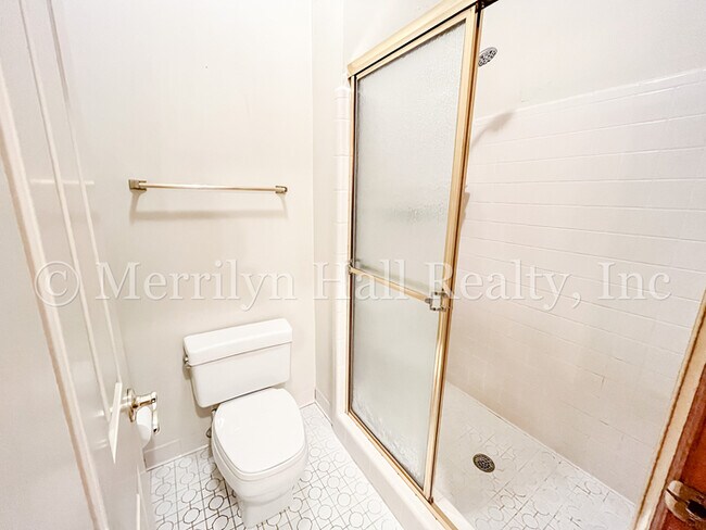 Building Photo - Charming Townhome with Garage! Close to the interstate and shopping!