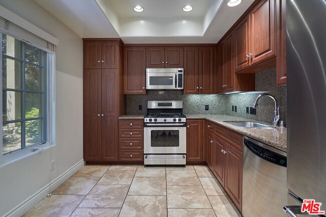 Building Photo - 851 N San Vicente Blvd