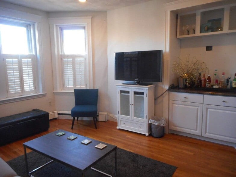 Building Photo - 451 Park Dr