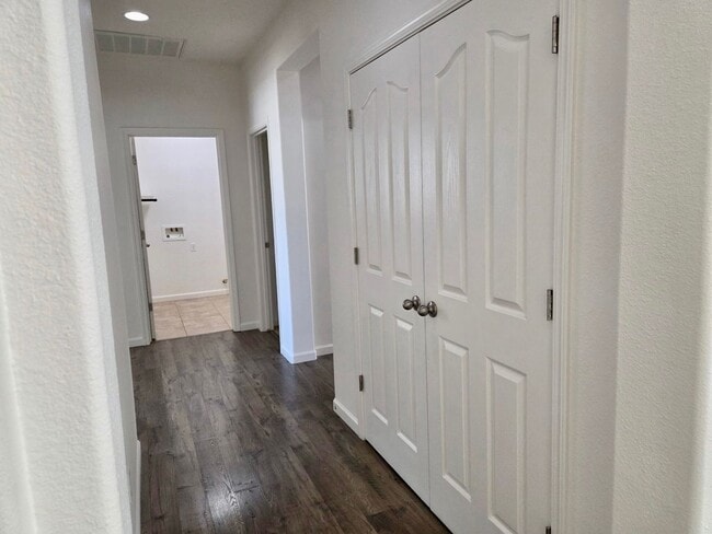 Building Photo - $2,400 Barstow & Leonard, 3 Bed- 2 Full Ba...