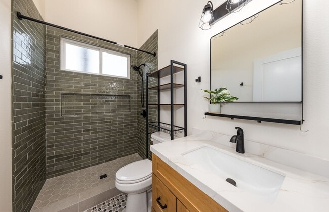 Building Photo - Beautiful 2 Bedroom Back House