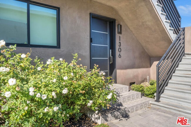 Building Photo - 1310 W Valencia Dr