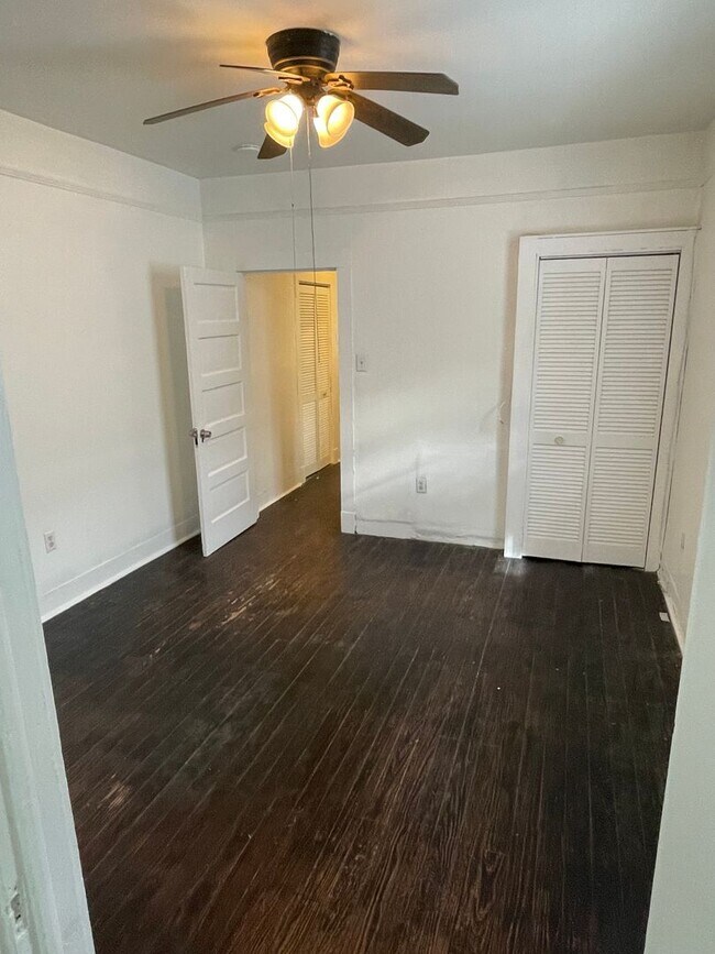 Building Photo - 2BD/1BA Shotgun w/ Huge Sunroom and Backyard