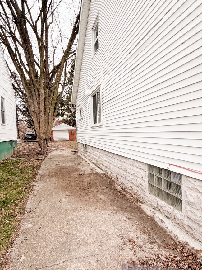 Building Photo - 18919 Riverview St