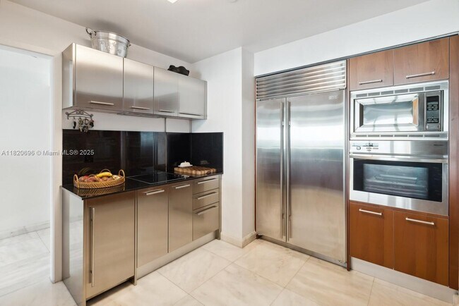 Building Photo - 1331 Brickell Bay Dr