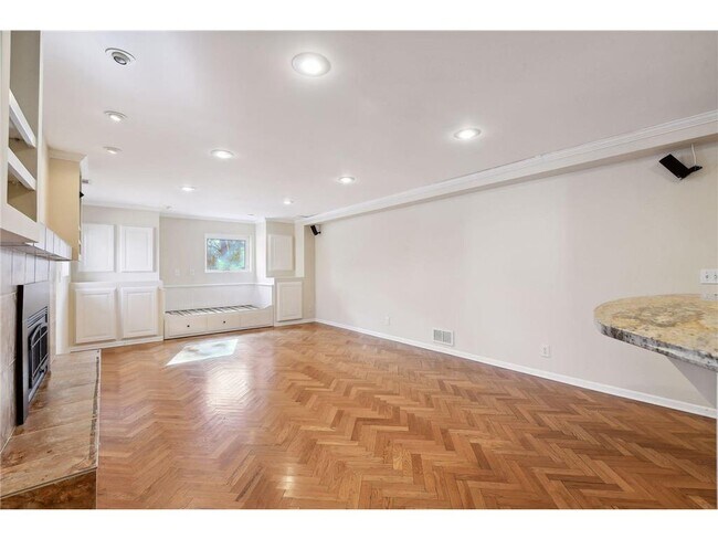 Building Photo - 5207 Doncaster Way