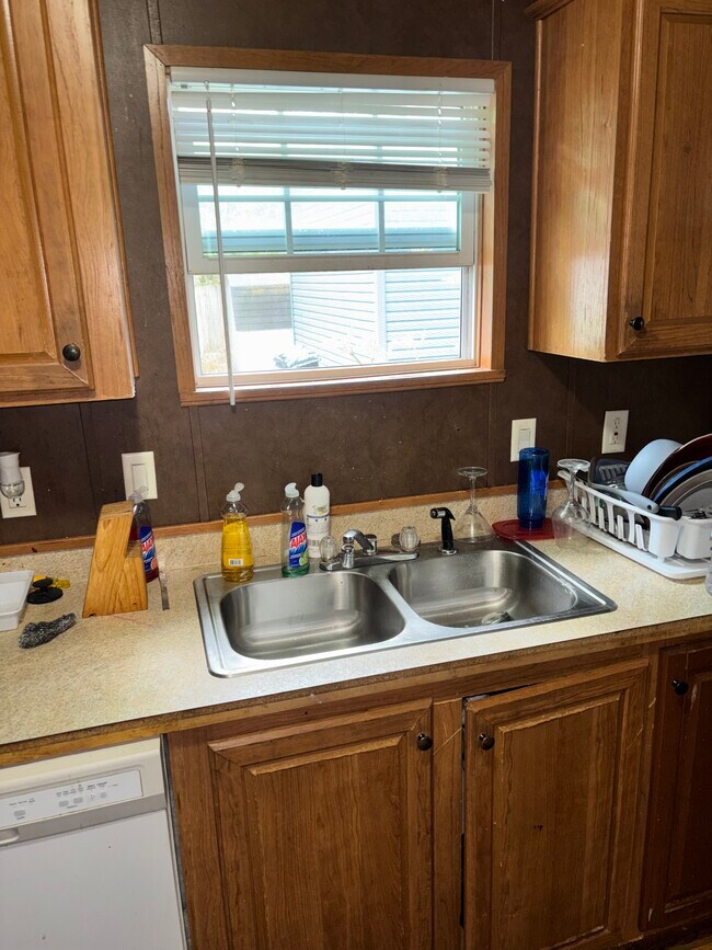 Building Photo - 1805 Meadow View Dr