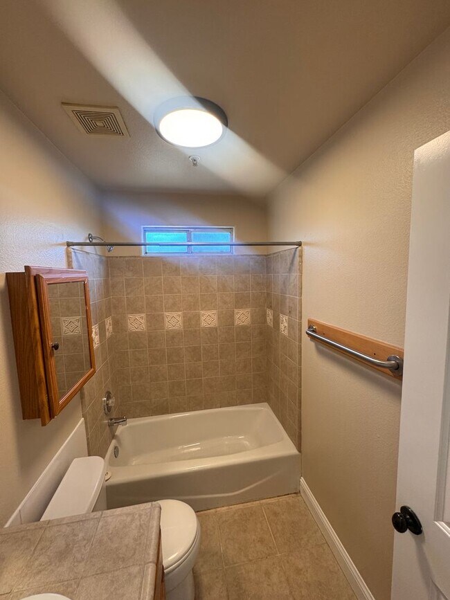 Building Photo - Charming 3 Bed/ 2 Bath Home. AVAILABLE NOW!!!!