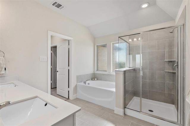 Building Photo - 1220 W Yarrow Ave