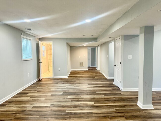 Building Photo - 5 Bedrooms 3 Bathrooms! Parking! Pets Welc...
