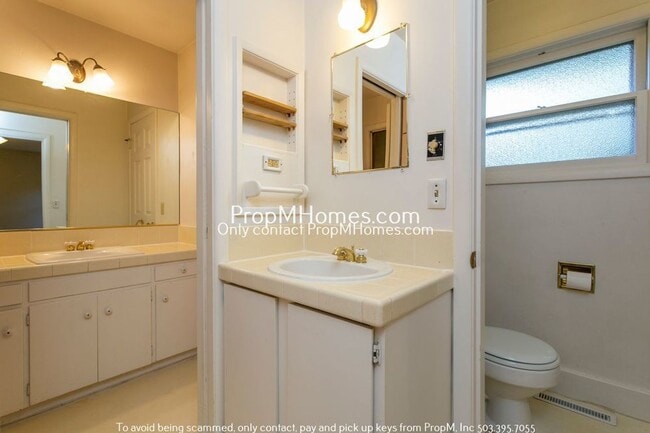 Building Photo - Spacious Mid-Century Three Bedroom Home In Woodstock!
