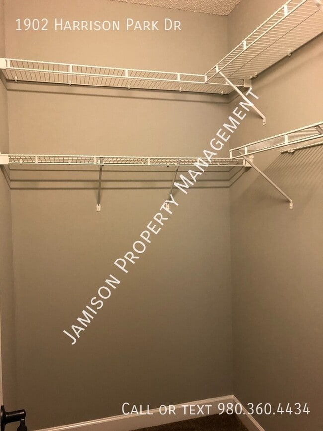 Building Photo - 1902 Harrison Park Dr