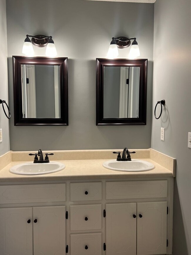 Building Photo - 117 N Spring View Dr