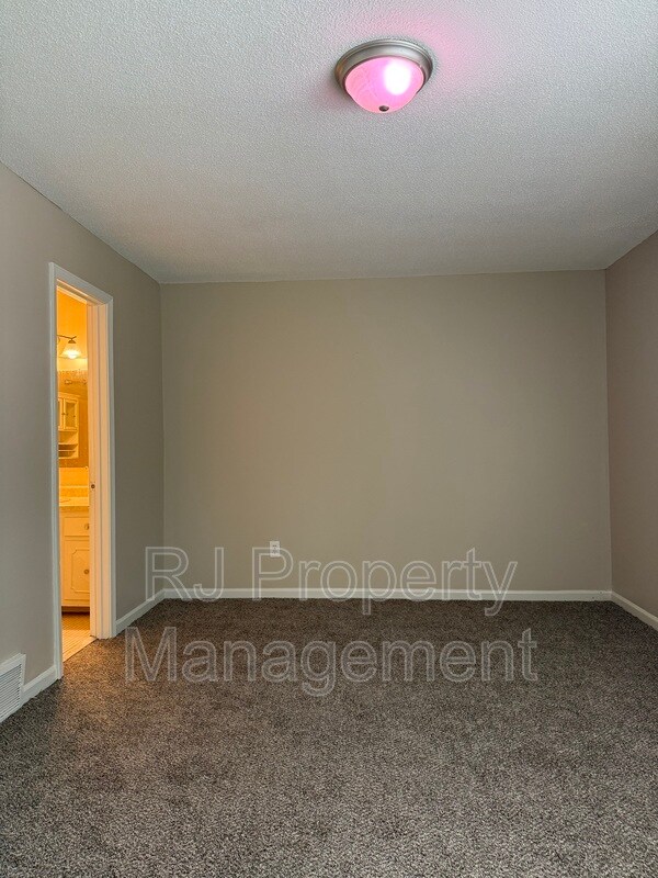 Building Photo - 3400 Lord Dunmore Cove