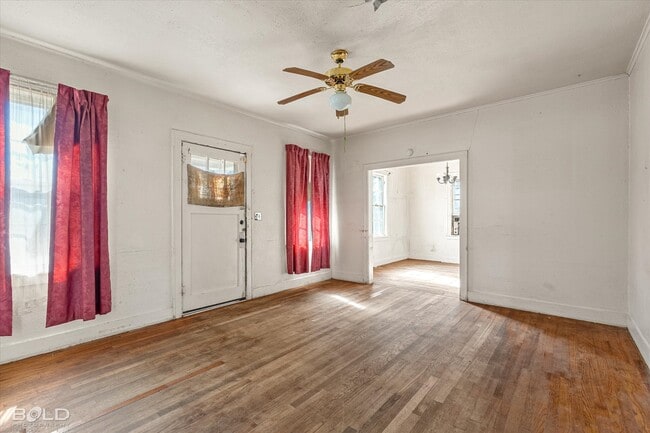 Building Photo - 3814 Lakeshore Dr