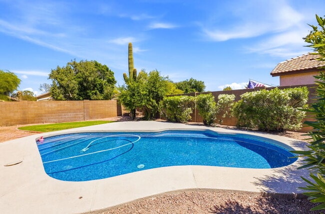 Building Photo - 1295 N Blackstone Dr