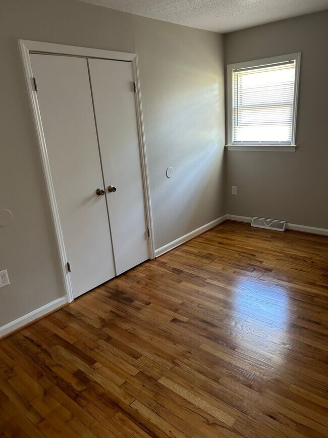 Building Photo - 3 bedroom, one bath house for rent