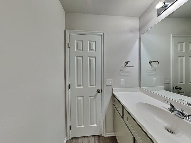 Building Photo - 1029 E Stetson Ln