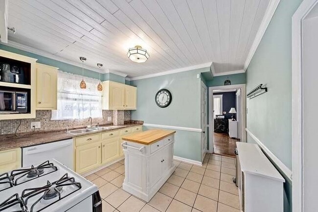 Building Photo - 51 Channing St