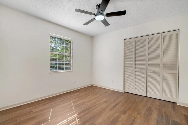 Building Photo - 1825 Sherwood Dr