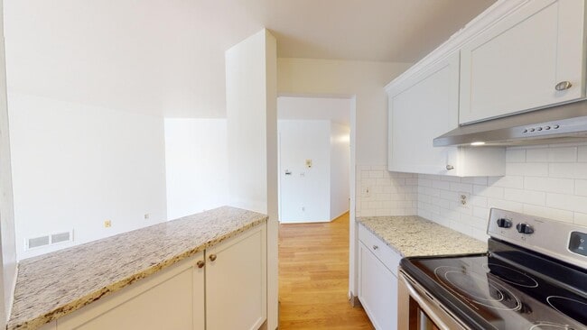 Building Photo - 2221 S Huron Pkwy