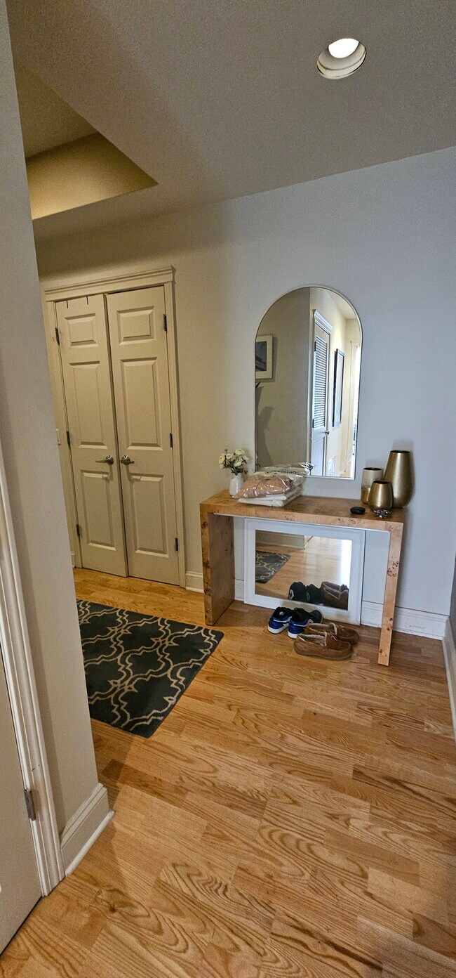 Building Photo - 2330 W St Paul Ave