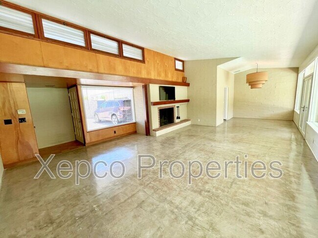 Building Photo - 1680 E Mesquite Ave
