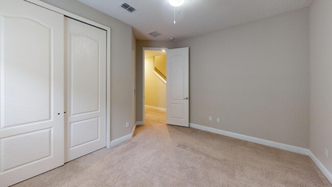 Building Photo - "Spacious 5-Bedroom Retreat in Jacksonville - 2,623 Sq Ft of Comfort!"